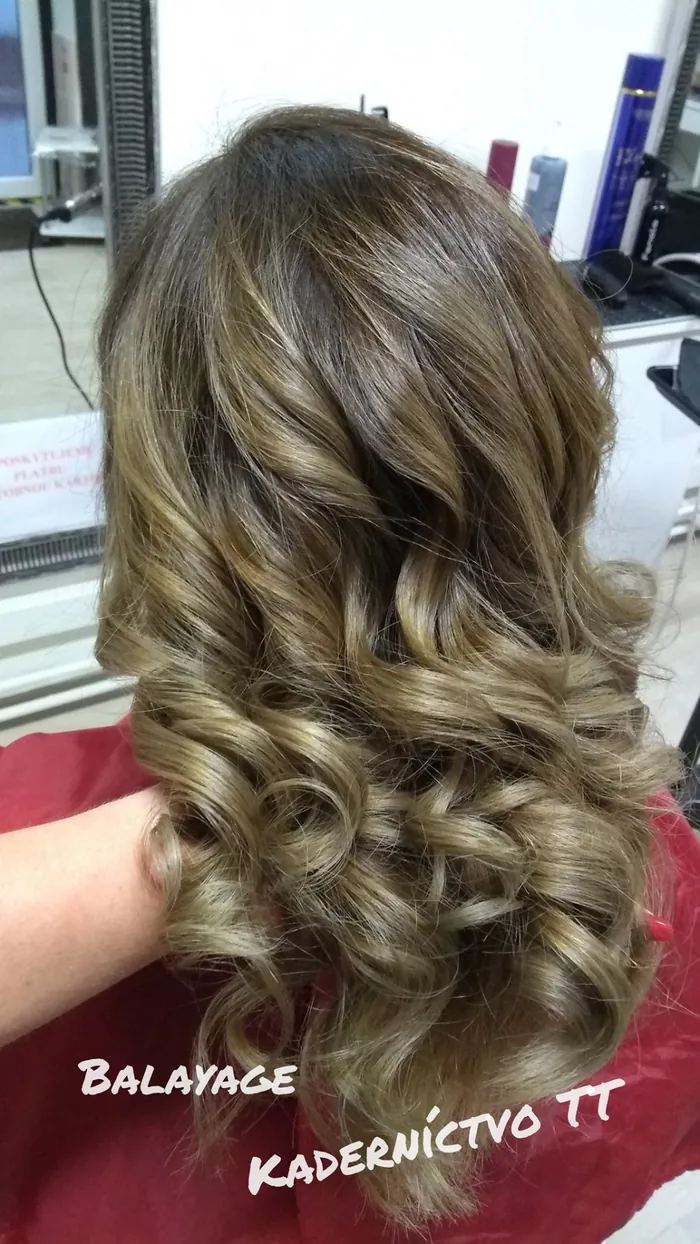 Balayage z Kaderníctva TT: dlhé vlny od tmavších korienkov po svetlé končeky