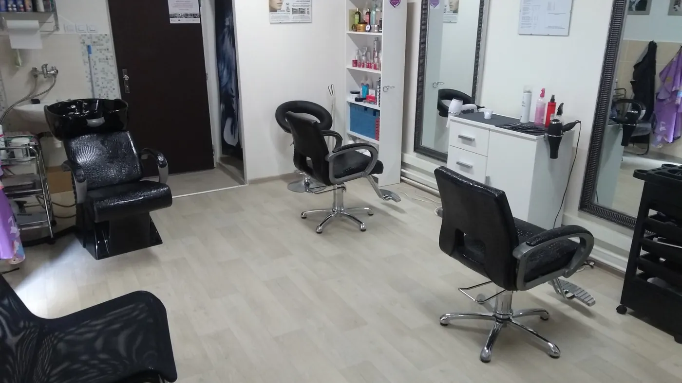 Interiér Kaderníctva TT: kreslá pred zrkadlami a umývací box