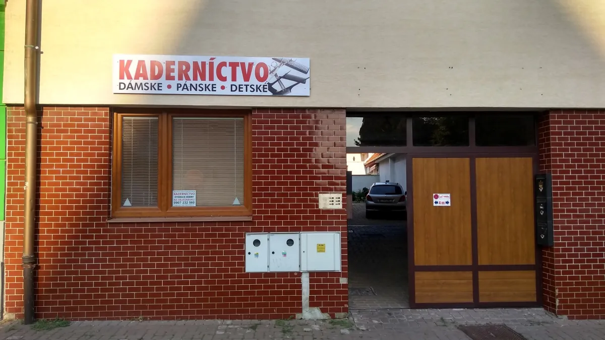 Vchod do Kaderníctva TT na Jerichovej 14 s tabuľou Kaderníctvo, dámske, pánske, detské